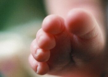 Γαλλία: Σοκ με τη μητέρα που κρατούσε μωρό κλεισμένο στο πορτ-μπαγκάζ από τη γέννησή του