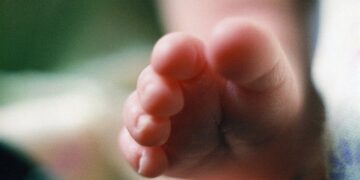 Γαλλία: Σοκ με τη μητέρα που κρατούσε μωρό κλεισμένο στο πορτ-μπαγκάζ από τη γέννησή του