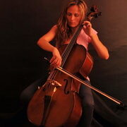 Δήμητρα Λαμπρέτσα «Η ζωγράφος που σμιλεύει το ‘φως’ στις εικαστικές της δημιουργίες»