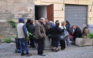 POVERTA': ATTORE PIETRO GIORDANO IN FILA PER PACCO CIBO