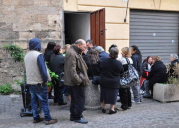 Attore Pietro Giordano in fila per pacco cibo davanti la comunita' di Sant'Egidio a Palermo. ANSA/CHIARA GIARRUSSO