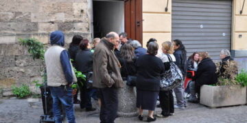 Attore Pietro Giordano in fila per pacco cibo davanti la comunita' di Sant'Egidio a Palermo. ANSA/CHIARA GIARRUSSO