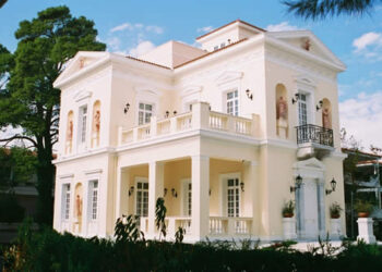 Καλύτερα έπαυλη παρά οικόπεδο!