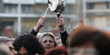 ΕΛΣΤΑΤ: Φτωχότερα κατά 3,1 δισ. τα ελληνικά νοικοκυριά το 2013