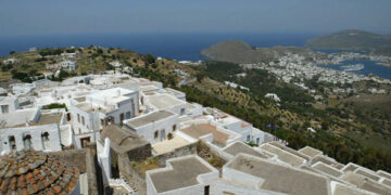 «Μαύρη τρύπα» ενός δισ. από αδήλωτες… βιλίτσες