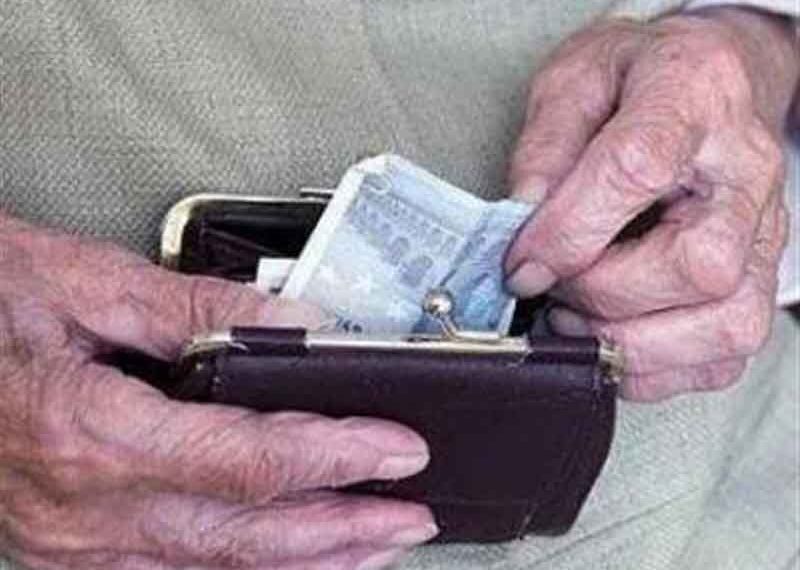 Νέα μείωση συντάξεων ζητάει η τρόικα