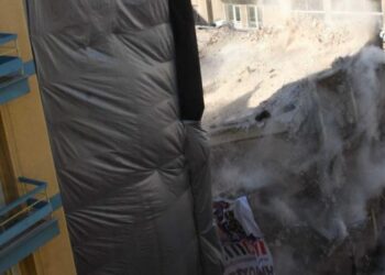 Στο σφυρί τα σπίτια των Ελλήνων – Καμία προστασία της πρώτης κατοικίας δεν θέλει η τρόικα