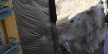 Στο σφυρί τα σπίτια των Ελλήνων – Καμία προστασία της πρώτης κατοικίας δεν θέλει η τρόικα