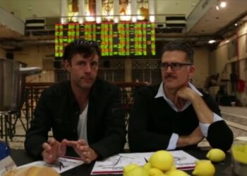 Bloomberg: Οι Έλληνες ρίχνουν ταρό για να δουν αν θα πιάσουν δουλειά