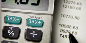 Αλήθειες και ψέματα για το ποιοι πληρώνουν τους φόρους