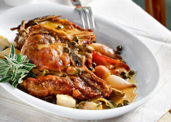 Μπριζόλες με κρεμμυδάκια του στιφάδου και κάππαρη