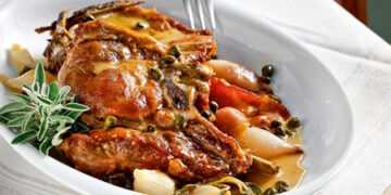 Μπριζόλες με κρεμμυδάκια του στιφάδου και κάππαρη