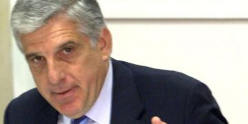 Ï õðïõñãüò ÅèíéêÞò Ïéêïíïìßáò ÃéÜííïò Ðáðáíôùíßïõ ðáñïõóßáóå ôçí åîáìçíéáßá Ýêèåóç ãéá ôçí ïéêïíïìßá. Óôçí öùôïãñáößá êáé ï õöõðïõñãüò ×. ÐÜ÷ôáò.