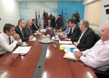 Ο Υπουργός και ο Αναπληρωτής Υπουργός Εσωτερικών Γιάννης Μιχελάκης (2Α) και Λεωνίδας Γρηγοράκος (3Α) καθώς ο Υπουργός Διοικητικής Μεταρρύθμισης και Ηλεκτρονικής Διακυβέρνησης Κυριάκος Μητσοτάκης (Α) συναντώνται με το προεδρείο της ΚΕΔΕ,  Πέμπτη 14 Νοεμβρίου 2013. ΑΠΕ-ΜΠΕ/ΑΠΕ-ΜΠΕ/Παντελής Σαίτας