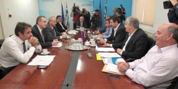 Ο Υπουργός και ο Αναπληρωτής Υπουργός Εσωτερικών Γιάννης Μιχελάκης (2Α) και Λεωνίδας Γρηγοράκος (3Α) καθώς ο Υπουργός Διοικητικής Μεταρρύθμισης και Ηλεκτρονικής Διακυβέρνησης Κυριάκος Μητσοτάκης (Α) συναντώνται με το προεδρείο της ΚΕΔΕ,  Πέμπτη 14 Νοεμβρίου 2013. ΑΠΕ-ΜΠΕ/ΑΠΕ-ΜΠΕ/Παντελής Σαίτας