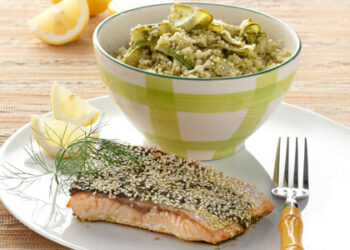 Ψητός σολομός με σουσάμι και σαλάτα με κουσκούς και τριφτό κολοκύθι