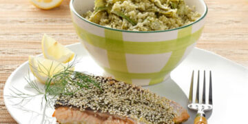 Ψητός σολομός με σουσάμι και σαλάτα με κουσκούς και τριφτό κολοκύθι