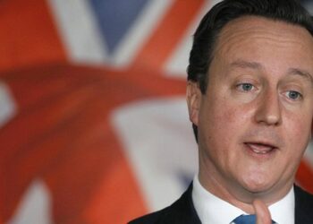 Περιορισμούς στα επιδόματα για Ευρωπαίους προωθεί εσπευσμένα η κυβέρνηση Κάμερον