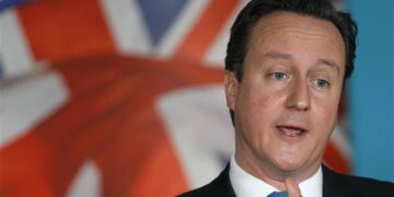 Περιορισμούς στα επιδόματα για Ευρωπαίους προωθεί εσπευσμένα η κυβέρνηση Κάμερον