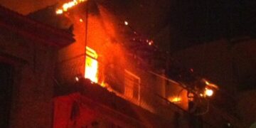 Στις φλόγες τυλίχθηκε ένα ακόμη σπίτι χωρίς ρεύμα