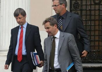 Απαίτηση – σοκ από την Τρόικα: Καμία νέα σύνταξη για το 2014