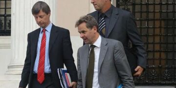 Απαίτηση – σοκ από την Τρόικα: Καμία νέα σύνταξη για το 2014