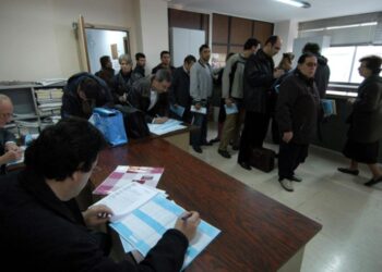 Τέλη κυκλοφορίας: 2,5 εκατ. δικαιούχοι καλούνται να πληρώσουν εντός τριών εργάσιμων – Μεγάλες ουρές και στις εφορίες για παράδοση πινακίδων