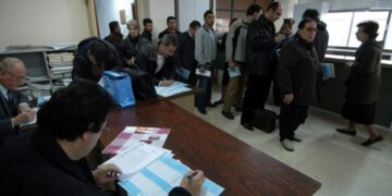 Τέλη κυκλοφορίας: 2,5 εκατ. δικαιούχοι καλούνται να πληρώσουν εντός τριών εργάσιμων – Μεγάλες ουρές και στις εφορίες για παράδοση πινακίδων