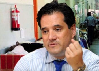 Άδωνις προς γιατρούς: Δεν μπορείτε να παίρνετε δύο μισθούς