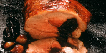 Ρολό χοιρινό γεμιστό με ξερά φρούτα