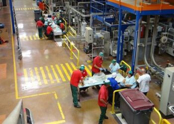 Πώς αντέδρασαν οι υπάλληλοι σε εργοστάσιο στην Γαλλία όταν έμαθαν ότι η διεύθυνση σχεδιάζει να το κλείσει και να το μεταφέρει στην Πολωνία