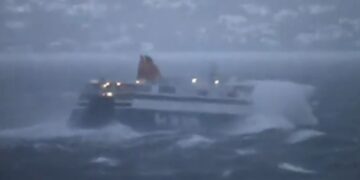 Μύκονος:Ταξίδι στη φουρτουνιασμένη θάλασσα – Το Blue Star Ithaki ”χάνεται” στα κύματα!