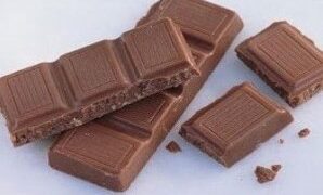 ΒΙΝΤΕΟ-ΣΟΚ: Δείτε τι βρήκαν μέσα σε σοκολάτα! Θα κάνετε να φάτε σοκολάτα για πολύ καιρό!