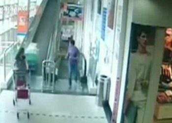 ΣΟΚ: Τη σκότωσε ένα καροτσάκι μέσα σε σουπερμάρκετ (video)