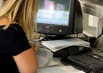 “Κλείδωσαν” οι πρώτες 2.000 απολύσεις στο Δημόσιο – Από ΕΡΤ, αμυντική βιομηχανία και φορείς που κλείνουν