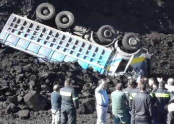 Ανατράπηκε φορτηγό στον ΑΗΣ Καρδιάς – Τραυματισμένος ο 29χρονος οδηγός