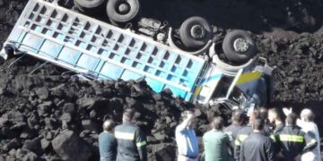 Ανατράπηκε φορτηγό στον ΑΗΣ Καρδιάς – Τραυματισμένος ο 29χρονος οδηγός