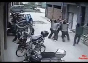 ΑΠΙΣΤΕΥΤΟ: Περαστικοί πιάνουν στον αέρα μωρό που πέφτει από τον 5ο όροφο! (video)