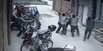 ΑΠΙΣΤΕΥΤΟ: Περαστικοί πιάνουν στον αέρα μωρό που πέφτει από τον 5ο όροφο! (video)