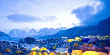 Η μαγευτική ομορφιά του Έβερεστ το βράδυ (video)