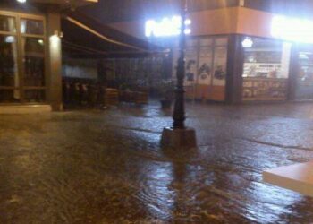 Δρόμοι ποτάμια στην Κοζάνη, κεραυνός χτύπησε φωλιά πελαργών στην Αιανή