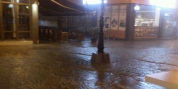 Δρόμοι ποτάμια στην Κοζάνη, κεραυνός χτύπησε φωλιά πελαργών στην Αιανή