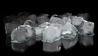 ΕΡΕΥΝΑ ΣΟΚ: Κι όμως! Το νερό της τουαλέτας είναι πιο καθαρό από τα παγάκια που μας σερβίρουν!