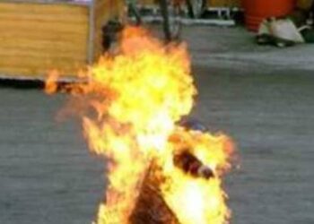 Σοκ στη Θεσσαλονίκη: Πυρπόλησαν 32χρονο στο κέντρο της πλατείας Ναυαρίνου