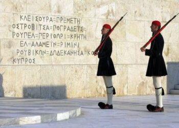 Δείτε το ατύχημα που είχε ένας τσολιάς στο Σύνταγμα! (video)