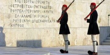 Δείτε το ατύχημα που είχε ένας τσολιάς στο Σύνταγμα! (video)