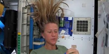 ΑΠΙΣΤΕΥΤΟ! Δες πως λούζονται οι αστροναύτες στο διάστημα (video)