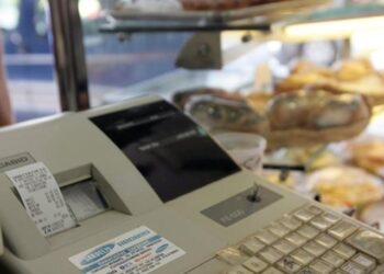 Ειδικό σήμα στα καταστήματα που θα περάσουν στις τιμές τη μείωση του ΦΠΑ