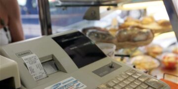 Ειδικό σήμα στα καταστήματα που θα περάσουν στις τιμές τη μείωση του ΦΠΑ