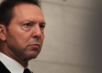 Σημείωμα-φωτιά Στουρνάρα για τους «ανέγγιχτους» από την εφορία